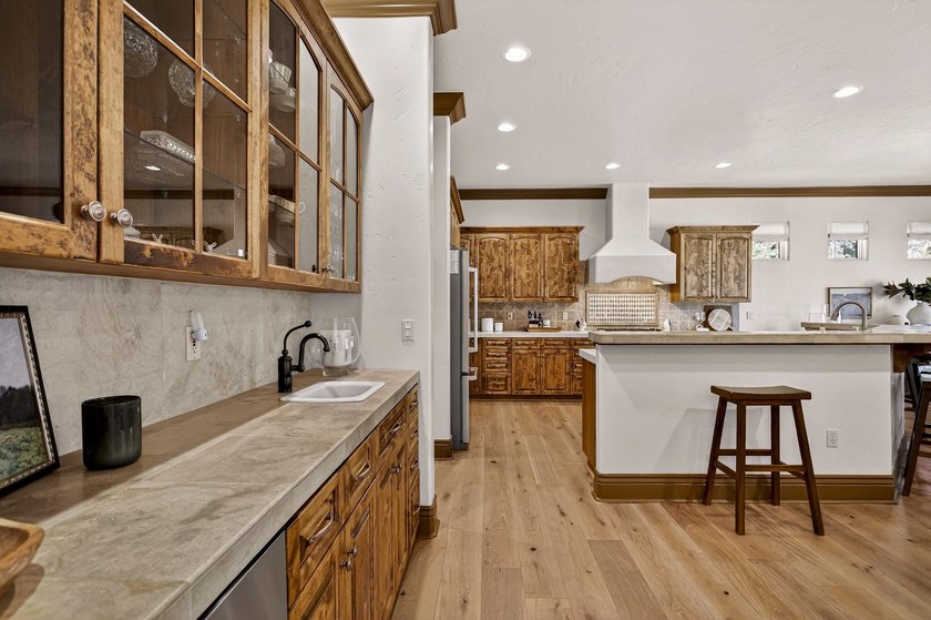 Welcome to this beautifully maintained 3-bedroom, 3-bathroom - photo 14