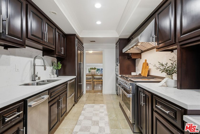 Stunningly renovated townhome overlooking a beautifully - photo 16