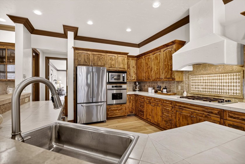 Welcome to this beautifully maintained 3-bedroom, 3-bathroom - photo 17