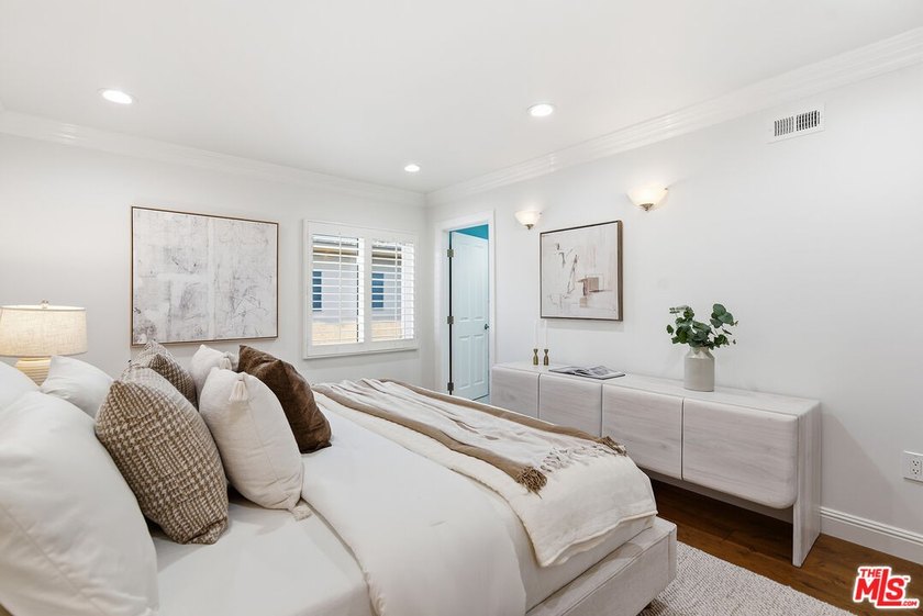Stunningly renovated townhome overlooking a beautifully - photo 21