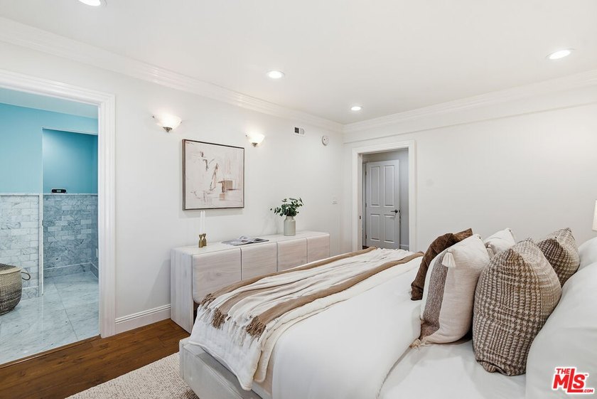 Stunningly renovated townhome overlooking a beautifully - photo 22