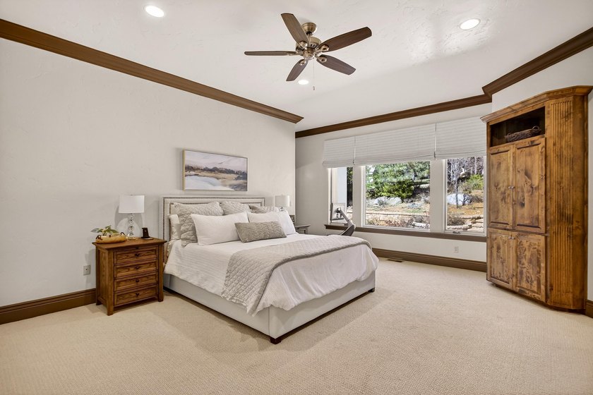 Welcome to this beautifully maintained 3-bedroom, 3-bathroom - photo 23