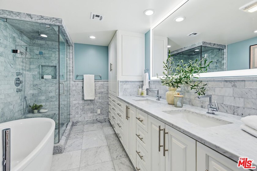 Stunningly renovated townhome overlooking a beautifully - photo 24
