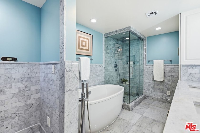 Stunningly renovated townhome overlooking a beautifully - photo 25