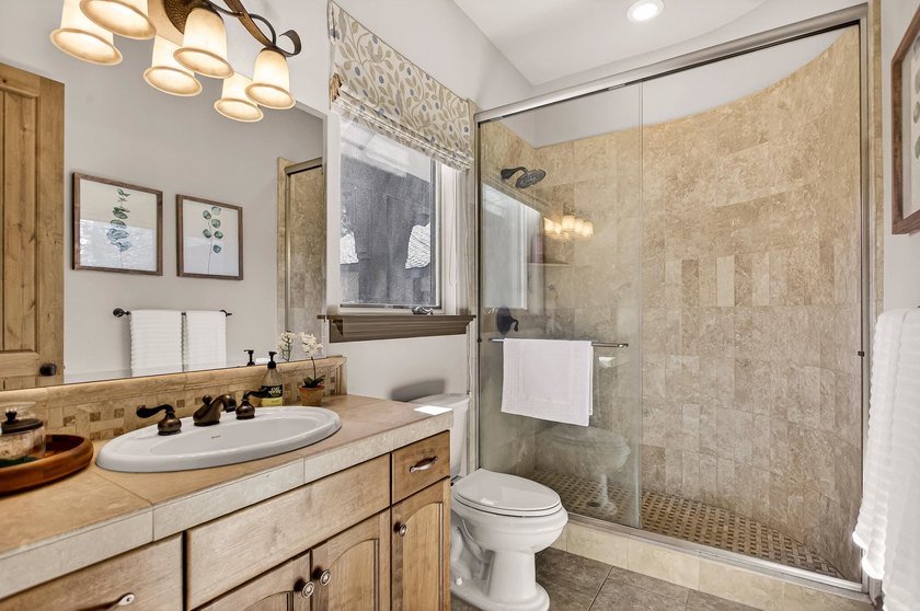 Welcome to this beautifully maintained 3-bedroom, 3-bathroom - photo 26