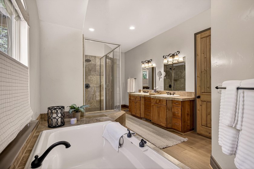 Welcome to this beautifully maintained 3-bedroom, 3-bathroom - photo 27