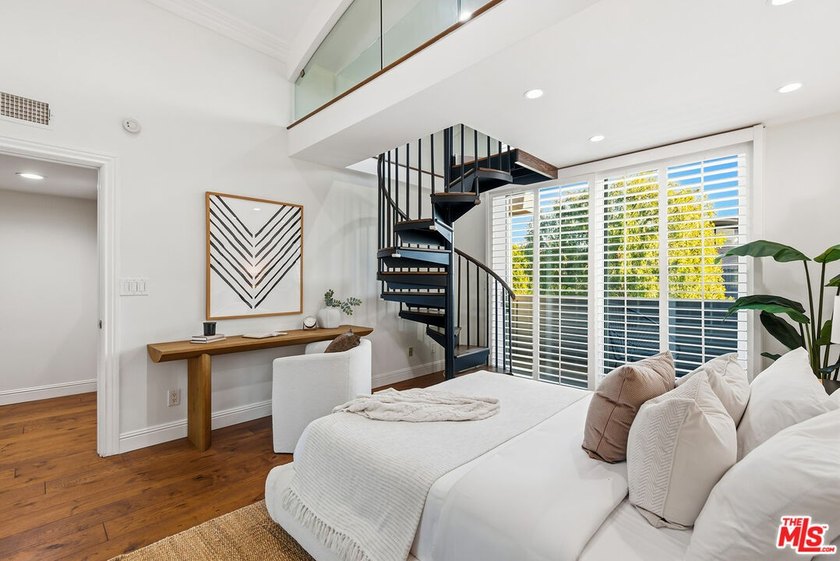 Stunningly renovated townhome overlooking a beautifully - photo 29