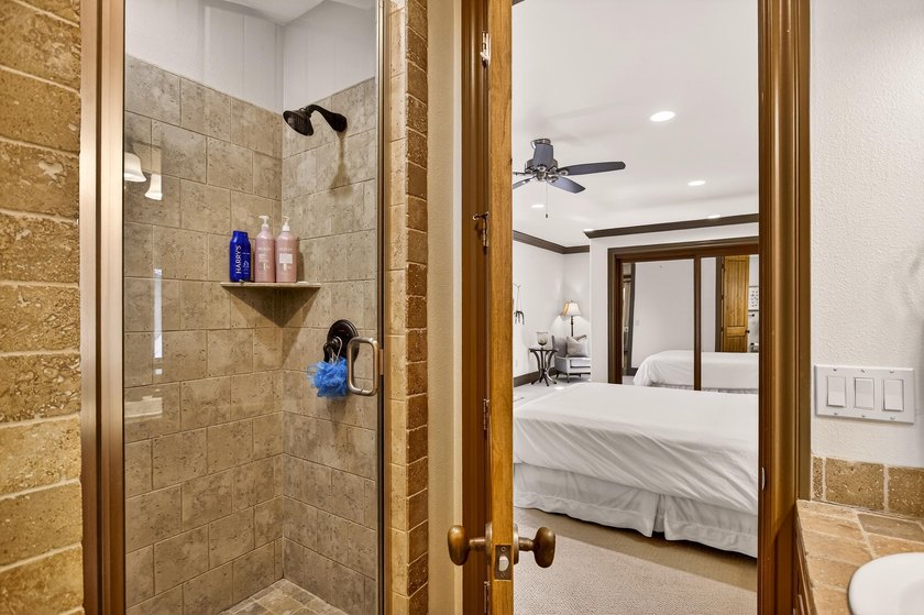 Welcome to this beautifully maintained 3-bedroom, 3-bathroom - photo 32