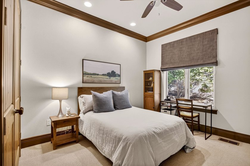 Welcome to this beautifully maintained 3-bedroom, 3-bathroom - photo 33