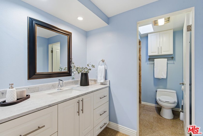 Stunningly renovated townhome overlooking a beautifully - photo 35