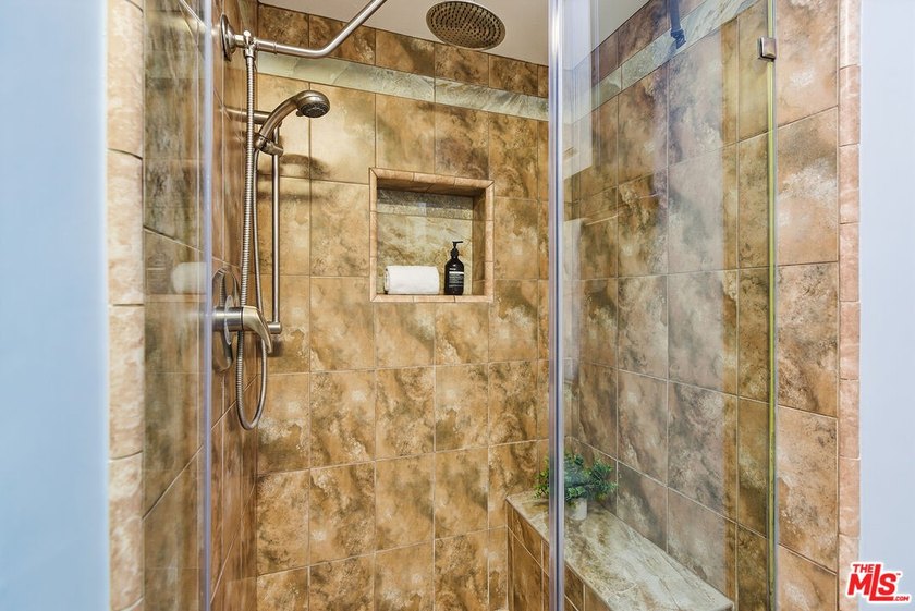 Stunningly renovated townhome overlooking a beautifully - photo 36
