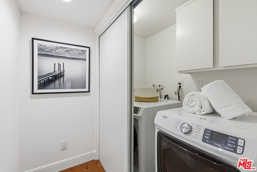 Stunningly renovated townhome overlooking a beautifully - photo 37