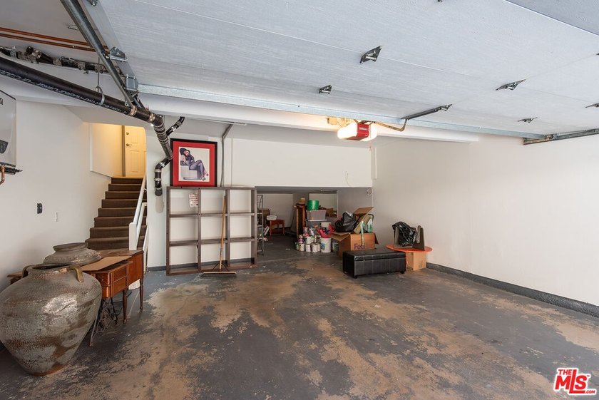 Stunningly renovated townhome overlooking a beautifully - photo 38