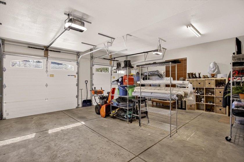 Welcome to this beautifully maintained 3-bedroom, 3-bathroom - photo 38