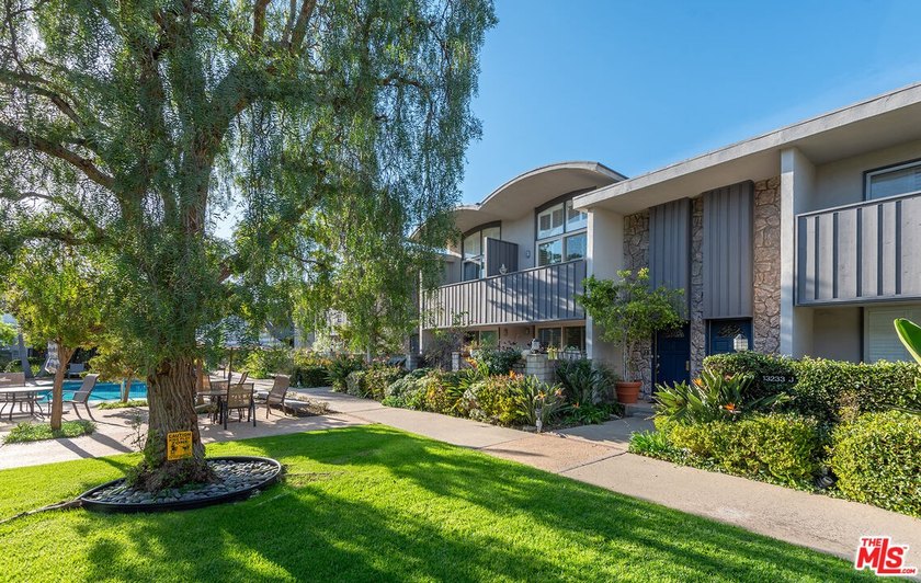 Stunningly renovated townhome overlooking a beautifully - photo 41
