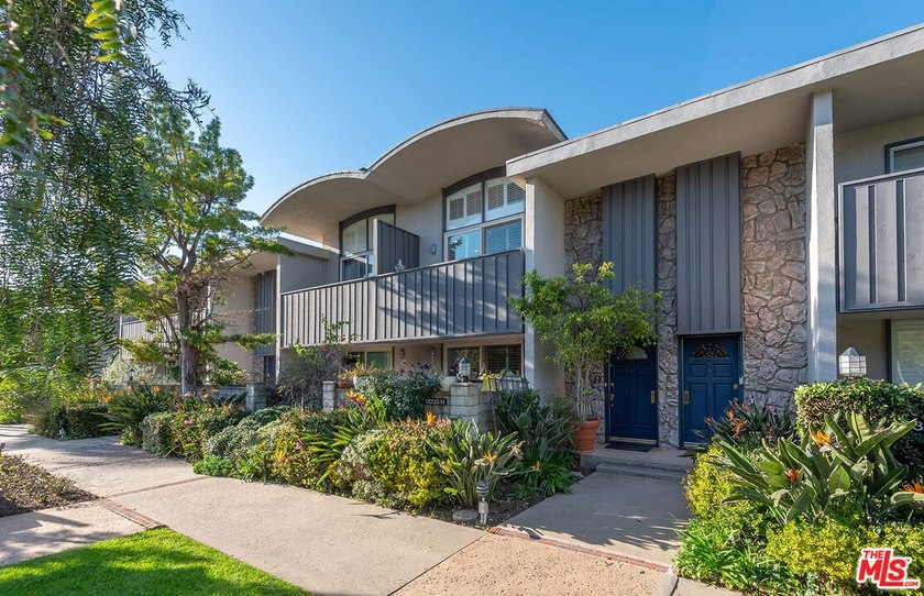 Stunningly renovated townhome overlooking a beautifully - photo 43