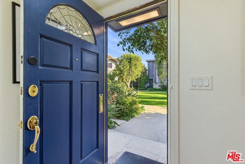 Stunningly renovated townhome overlooking a beautifully - photo 44