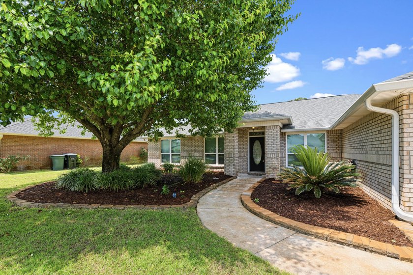 Welcome home to your slice of paradise! This beautiful brick - photo 3