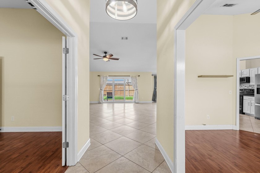 Welcome home to your slice of paradise! This beautiful brick - photo 4