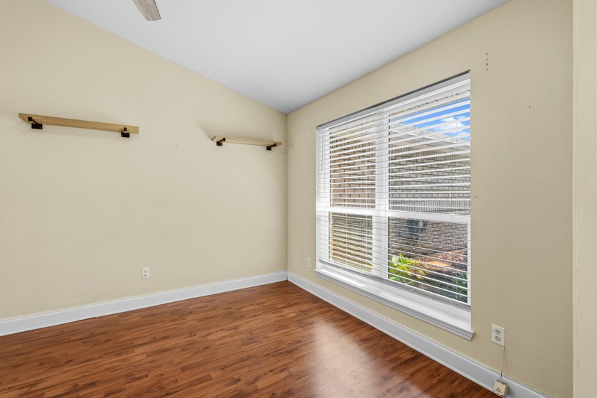 Welcome home to your slice of paradise! This beautiful brick - photo 6