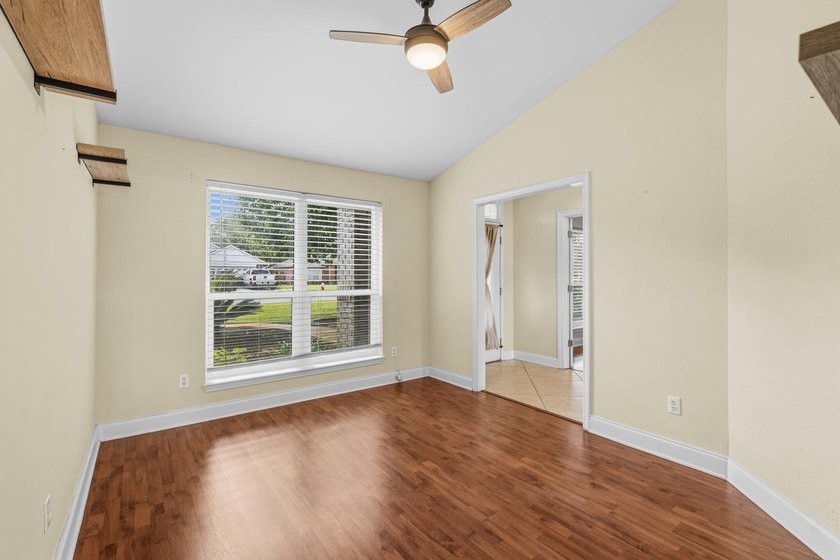 Welcome home to your slice of paradise! This beautiful brick - photo 7