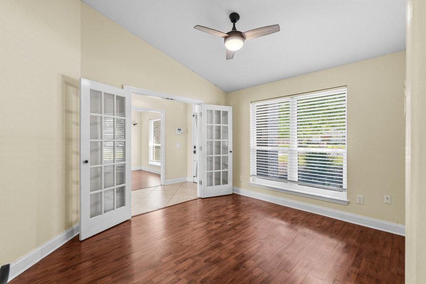 Welcome home to your slice of paradise! This beautiful brick - photo 8