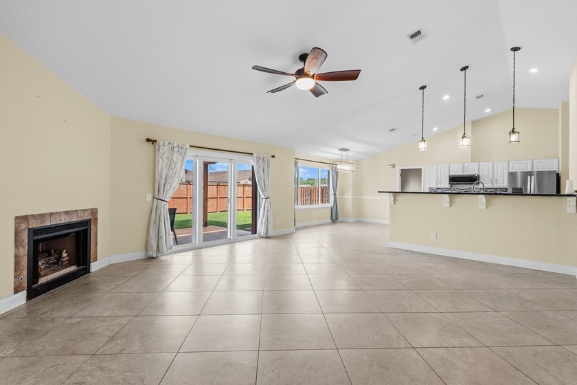 Welcome home to your slice of paradise! This beautiful brick - photo 10