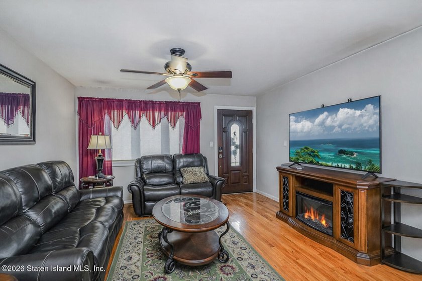This meticulously maintained semi-attached home is ready to - photo 8