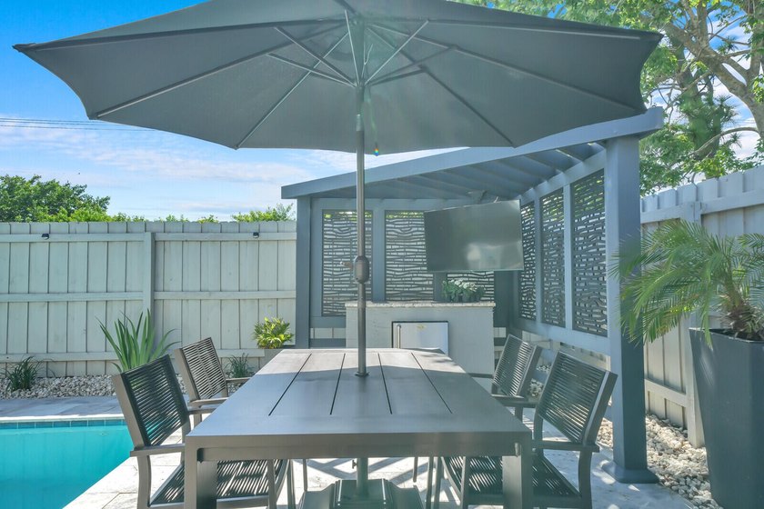 Welcome to this stunning 4-bedroom, 2-bathroom residence - photo 21