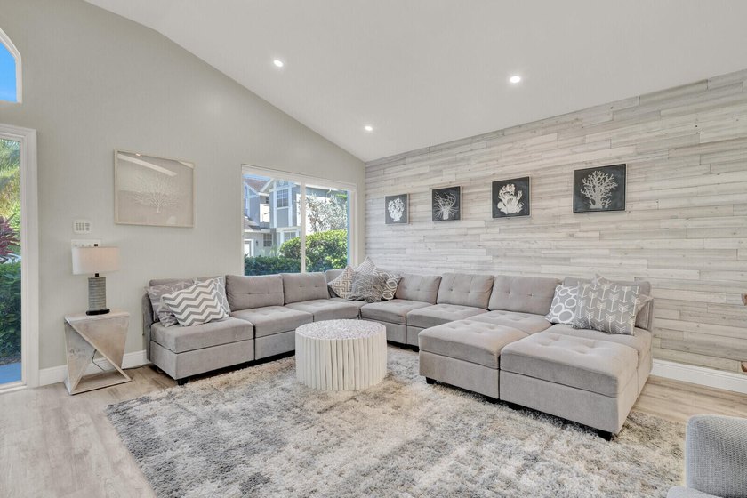 Welcome to this stunning 4-bedroom, 2-bathroom residence - photo 29