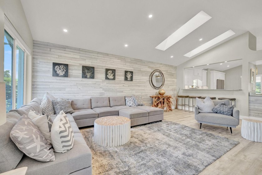 Welcome to this stunning 4-bedroom, 2-bathroom residence - photo 32