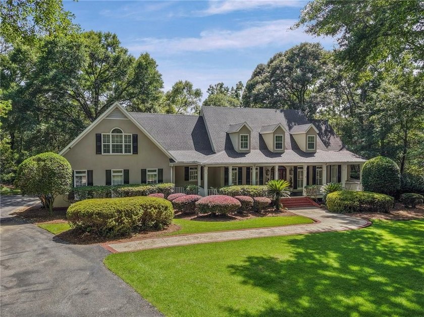 Private gated entrance, 4 sprawling acres, and 108 feet of lake - photo 3
