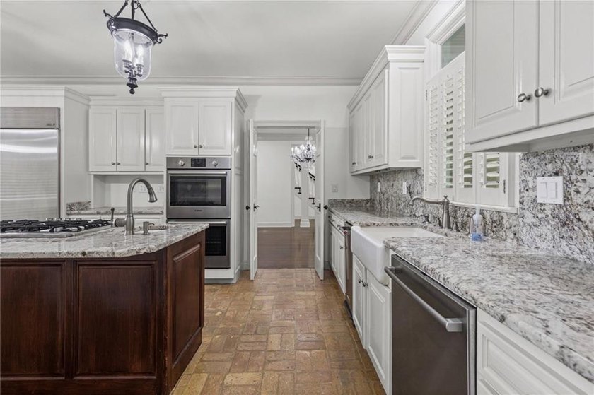 Private gated entrance, 4 sprawling acres, and 108 feet of lake - photo 8