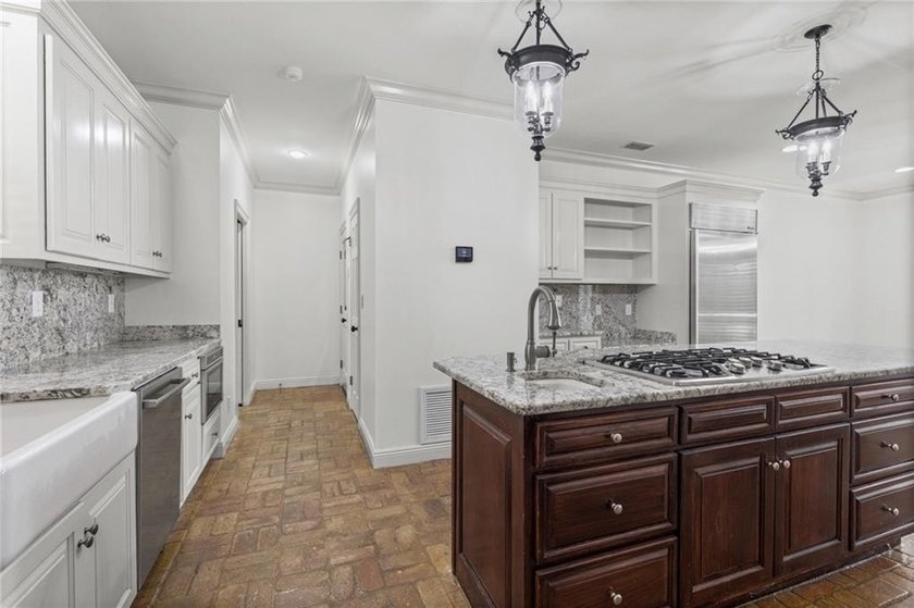 Private gated entrance, 4 sprawling acres, and 108 feet of lake - photo 9