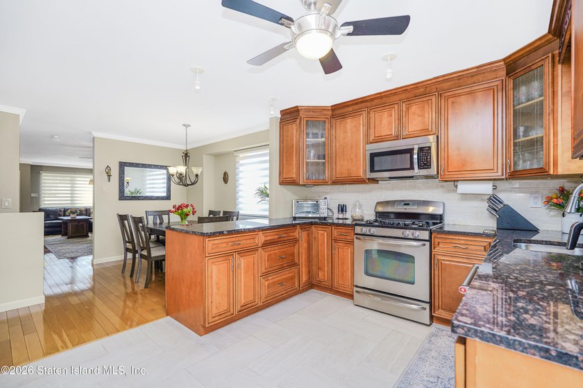 Looking for a 3 bedroom, 4 bath beautiful, spacious, bright - photo 9