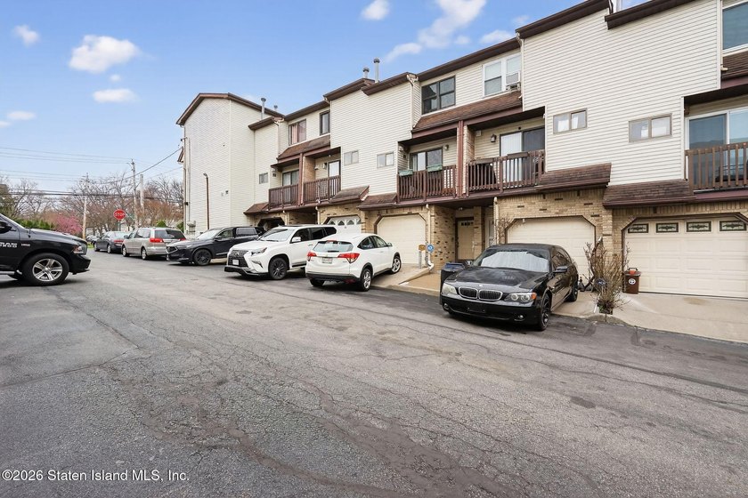 DONT MISS OUT ON THIS MOVE RIGHT IN 2 B/R TOWNHOME, KIT &amp; D/R - photo 3