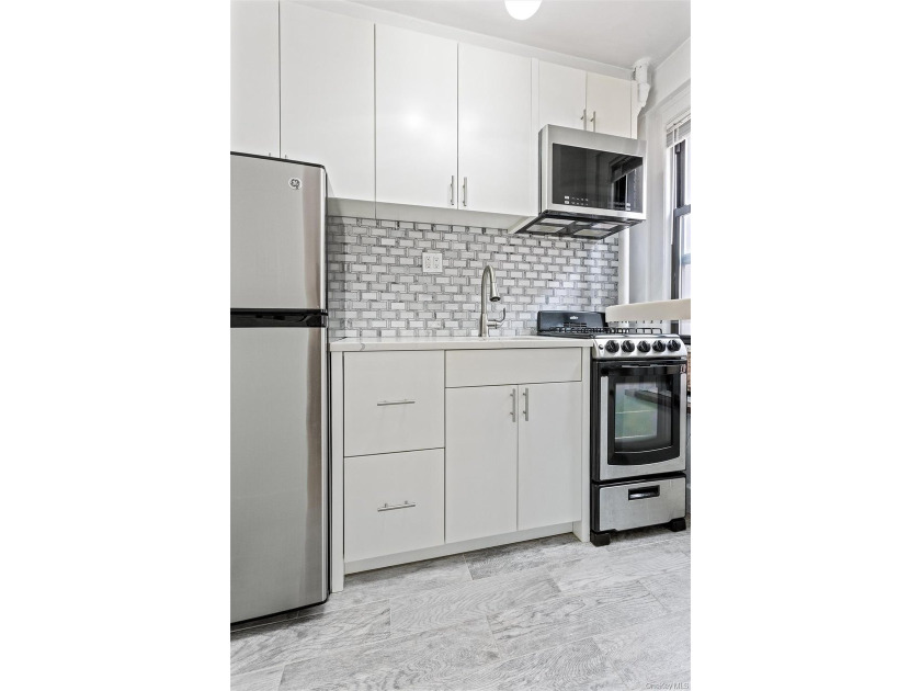 Welcome home to this beautifully renovated studio co-op in the - photo 6