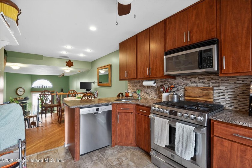 DONT MISS OUT ON THIS MOVE RIGHT IN 2 B/R TOWNHOME, KIT &amp; D/R - photo 7