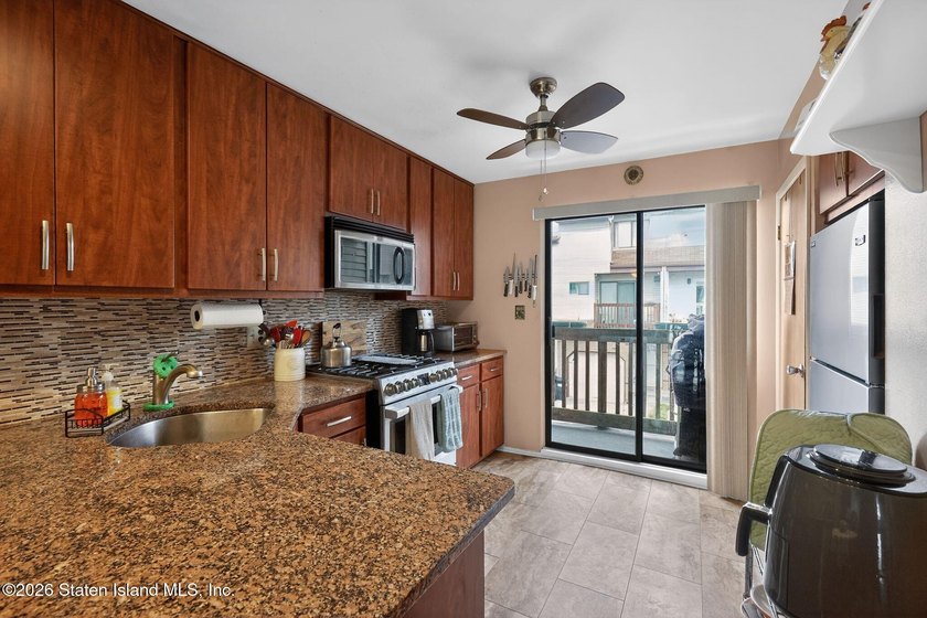 DONT MISS OUT ON THIS MOVE RIGHT IN 2 B/R TOWNHOME, KIT &amp; D/R - photo 8