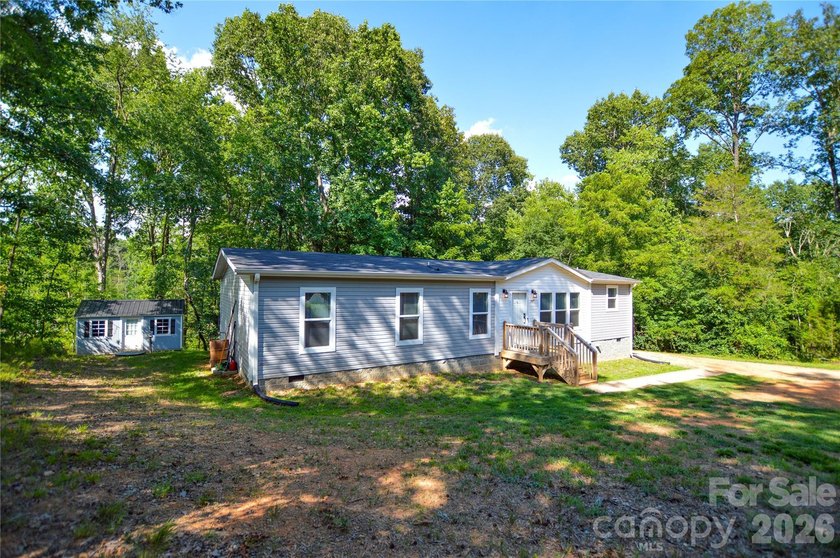 Welcome to your private retreat! Built in 2021, this 3-bedroom - photo 2