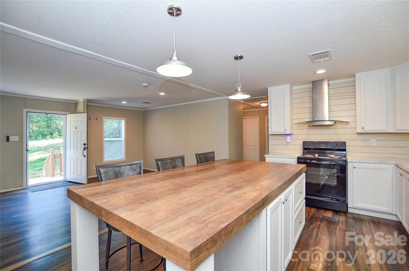 Welcome to your private retreat! Built in 2021, this 3-bedroom - photo 5