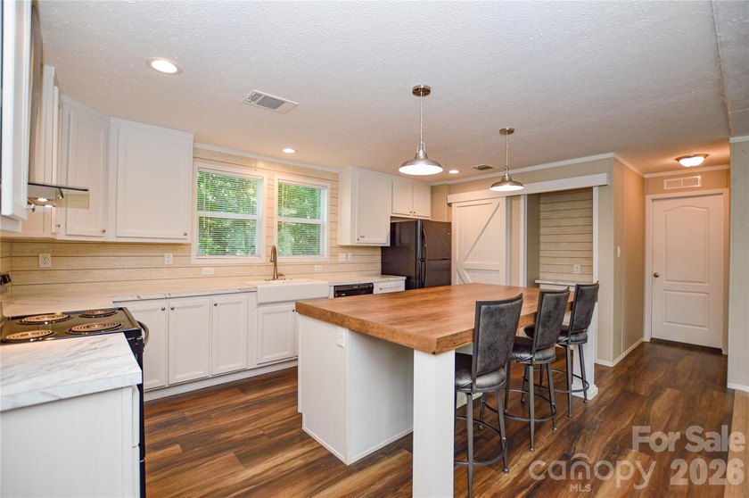 Welcome to your private retreat! Built in 2021, this 3-bedroom - photo 6