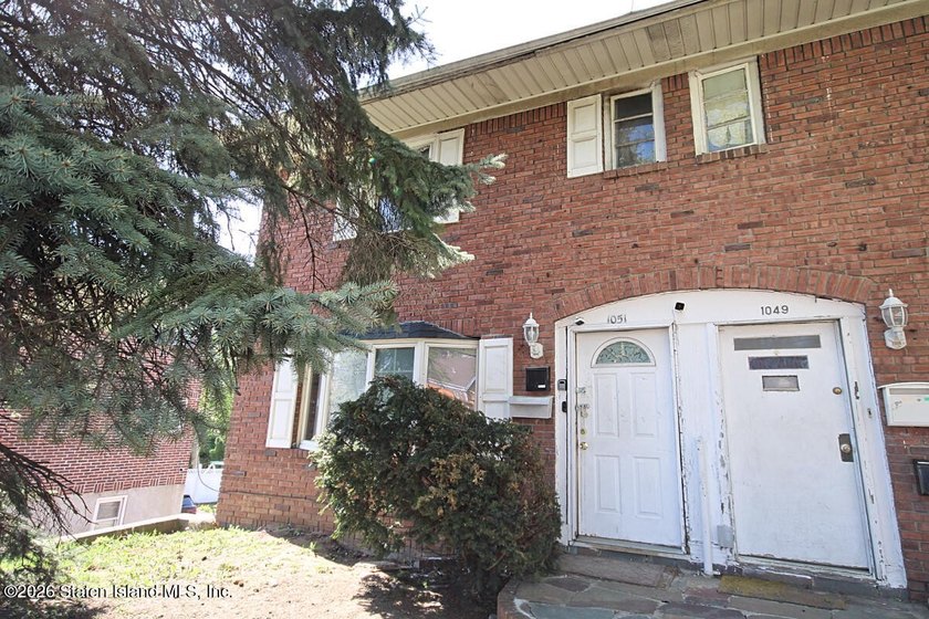 LOCATED IN SUNNYSIDE S.I. THIS IS A ONE FAMILY SEMI-ATTACHED - photo 2