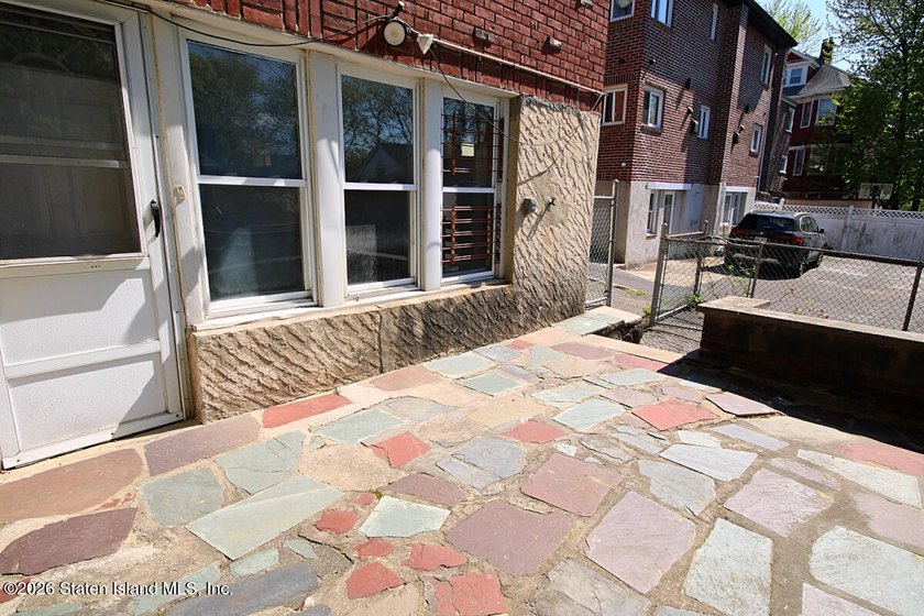 LOCATED IN SUNNYSIDE S.I. THIS IS A ONE FAMILY SEMI-ATTACHED - photo 5