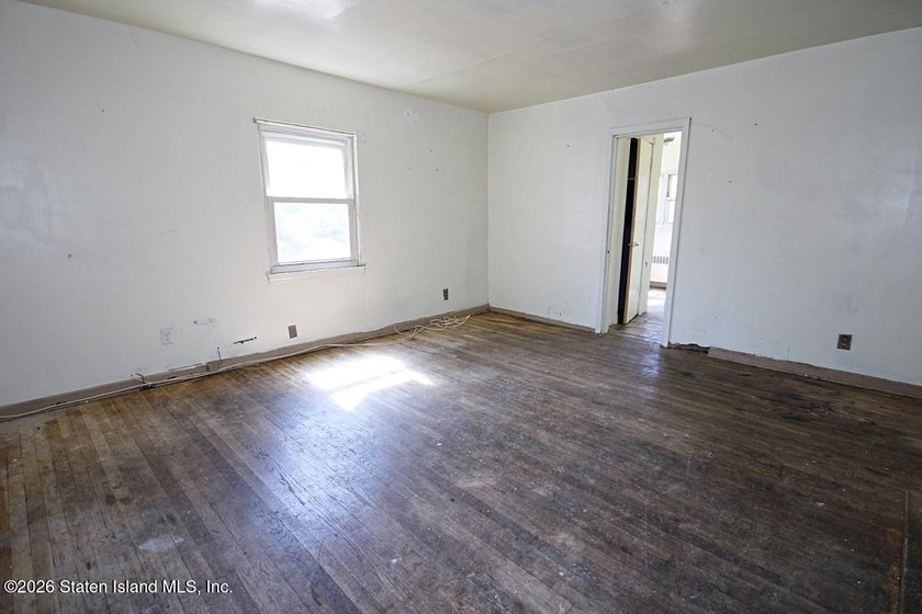 LOCATED IN SUNNYSIDE S.I. THIS IS A ONE FAMILY SEMI-ATTACHED - photo 6