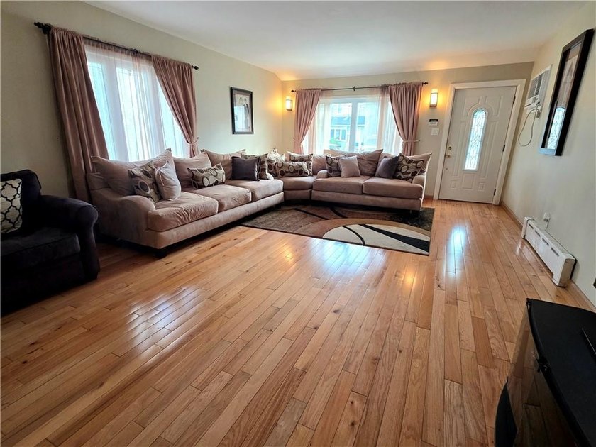 Beautiful fully detached single-family home set on a large - photo 4