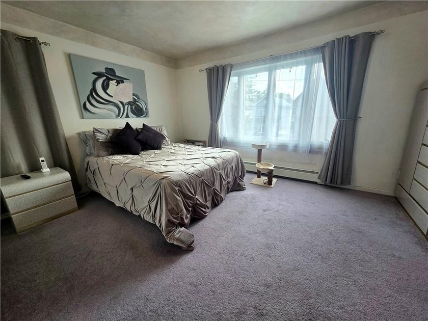 Beautiful fully detached single-family home set on a large - photo 9
