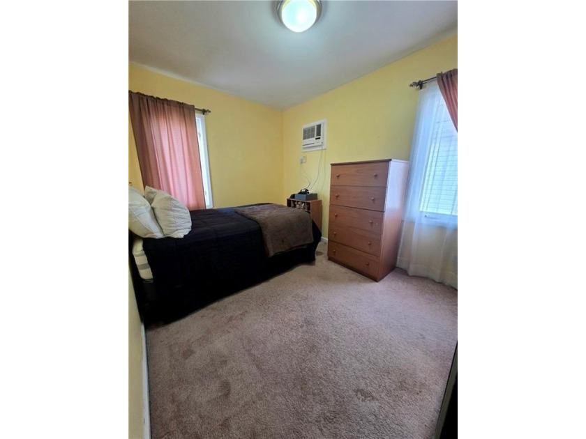 Beautiful fully detached single-family home set on a large - photo 10