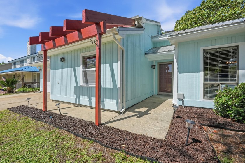 Well-maintained ranch-style home located in the heart of Destin - photo 4