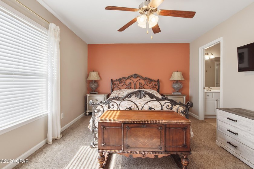 Immaculate end-unit townhome! This 3Br/2.5Ba home features fresh - photo 22